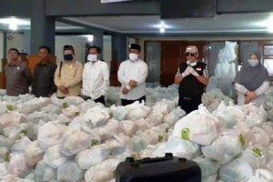 DPRD Kuningan saat membagikan 4000  paket sembaku untuk warga Kuningan.